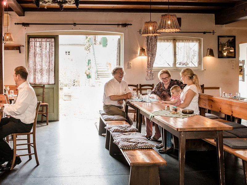 Gemütliches Ambiente beim Wiener Heurigen