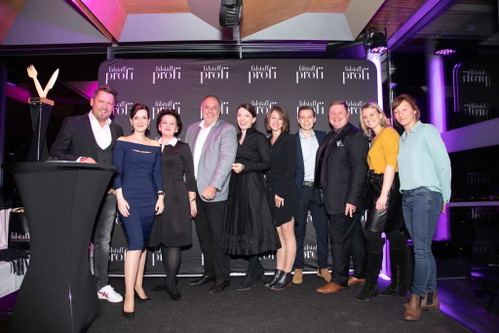 Mike Süsser (Moderation), Alexandra Gorsche (Herausgeberin Falstaff PROFI), Waltraud Hutter (Genusshauptstadt Graz), Harry Pogner (Gemeinderat), Ehrenpreisträgerin Eveline Wild (Konditorenweltmeisterin, »Der WILDe Eder«) mit der Jury Alexandra Weiss, Benjamin Schröder, Robert Ferstl, Kristina Kellner und Daniela Rompold.