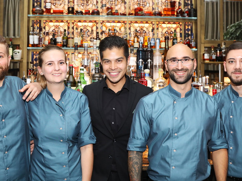 Die Cocktail-Virtuosen der »The Bank« mit General Manager John Patrick Rogado.