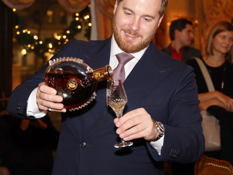 Markenbotschafter Julian Tröger schenkt ein Glas des neuen LOUIS XIII Cognacs ein.
