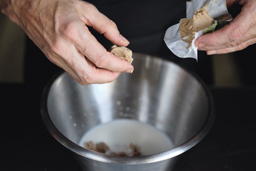 1. Dampfl Für das Dampfl den Germ zerbröckeln und mit etwas warmer Milch und Mehl ­verrühren. Zugedeckt an einem warmen Ort etwa 30 Minuten gehen lassen.