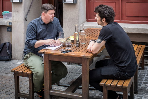 Tim Mälzer mit Nenad Mlinarevic vor der Zürcher «Bauernschänke»