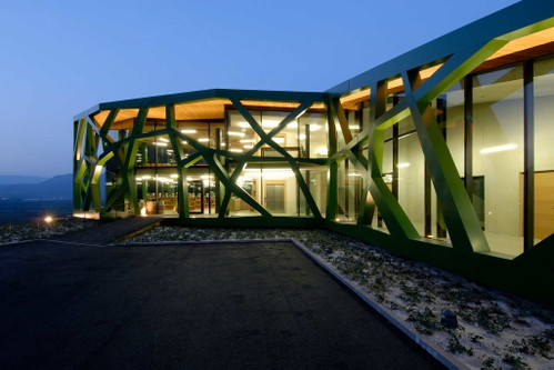 Beeindruckende Architektur der Kellerei Tramin