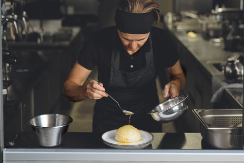 14. Mit Butter begießen Butter aufschäumen und unter Rühren leicht ­anbräunen lassen. Reichlich über die Knödel träufeln.