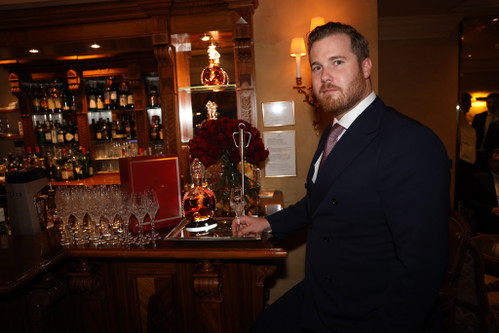 Julian Tröger an der Kavalierbar im Grand Hotel Wien.