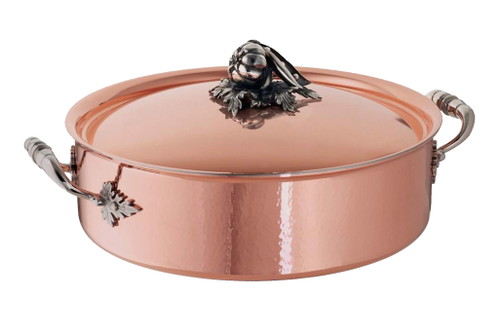 Ruffoni Opus Cupra Schmortopf Dieser elegante Schmortopf von Ruffoni besteht aus massivem Kupfer, Aluminium sowie Edelstahl. Die genieteten Griffe sorgen für längere Haltbarkeit. Ein besonders verspieltes Detail ist der Deckelgriff in Form von Gemüse. Ab € 618,– www.amara.com
