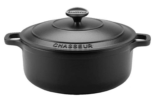 Chasseur – de Buyer Casserole Mit einem Durchmesser von 28 cm lässt sich mit dieser Kasserolle nicht nur ein ­perfekter Braten zubereiten, sie ist auch für Schmorgemüse und Suppen bestens ­geeignet. € 179,– www.debuyer-brandshop.com