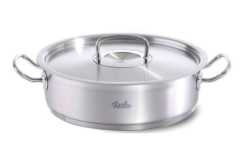 Fissler Original-Profi Collection Runder Bräter Der Profi-Bräter ist aus unempfindlichem rostfreiem Edelstahl gefertigt und ideal zum Anbraten und Schmoren von Fleisch und Gemüse. Das Geheimnis: Dank des schweren Deckels bleiben Wärme und Feuchtigkeit im Topf, was maximale Saftigkeit und Aromatik garantiert. Ab € 199,– www.fissler.com