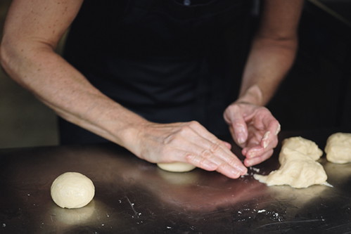 6. Knödel portionieren Den Teig in sechs Stücke à ca. 80 g teilen.