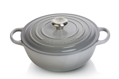 Le Creuset La Marmite Der Familientopf »La Marmite« eignet sich hervorragend zum Servieren am Tisch. Die gewölbte Innenseite ohne Ecken und Kanten ermöglicht einfaches Rühren, das Gusseisen speichert die Wärme ausgezeichnet. In mehreren Farben erhältlich. € 259,– www.lecreuset.at