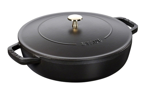 Staub Bräter mit Chistera Drop-Structure Der Clou an diesem Bräter ist die spezielle Chistera-Tropfenstruktur im Deckel. Diese hilft, das kondensierte Wasser aufzufangen und es gleichmäßig auf das Gargut zu verteilen, wodurch alle Nährwerte und das Aroma erhalten bleiben. € 219,– www.de.zwilling-shop.com