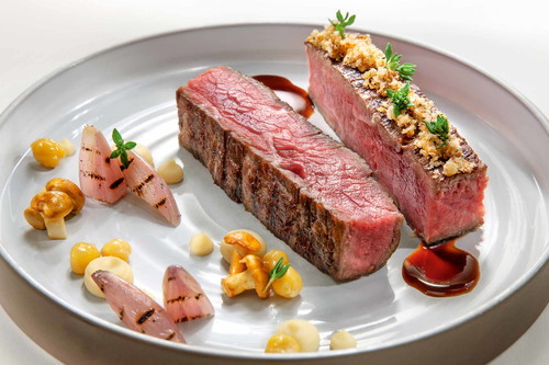Die mehrfach ausgezeichnete Küche der »Anna Stuben« (Küchenchef Reimund Brunner) stellst selbst anspruchsvolle Genießer zufrieden. Gekocht wird vorwiegend mit regionalen Produkten.