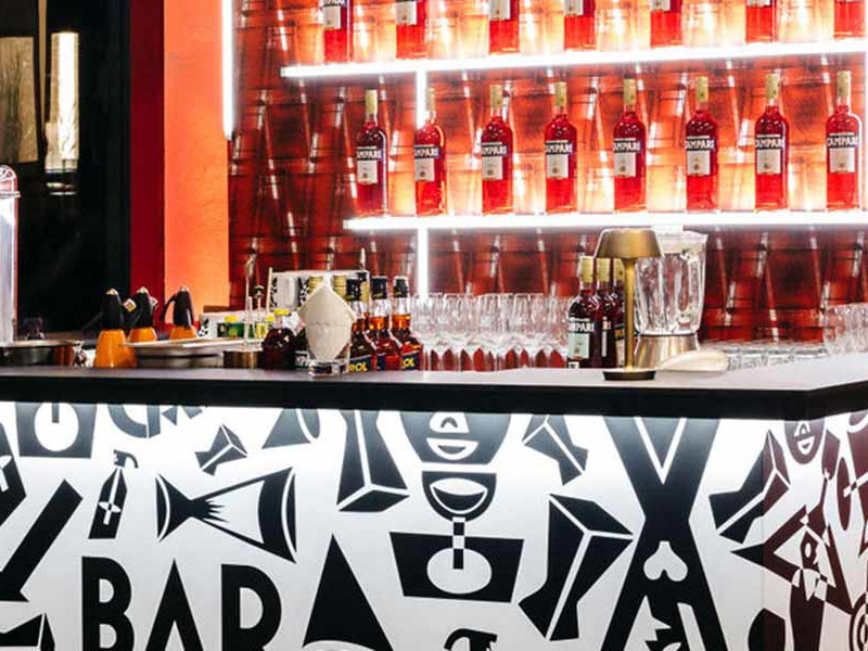 Im Wintergarten der »Bar Campari« kann man seine Cocktails auch draußen genießen.