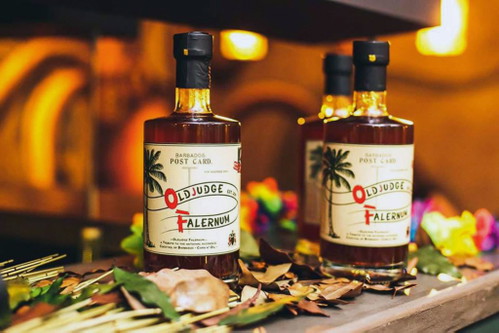 Als »ein interessantes alkoholhaltiges Getränk aus Rum und Limettensaft« bezeichnete einst ein Autor in einem von Charles Dickens publizierten Magazin den Falernum. Interessant bleibt es auch bei Old Judge, und zwar mit Limetten aus Brasilien.