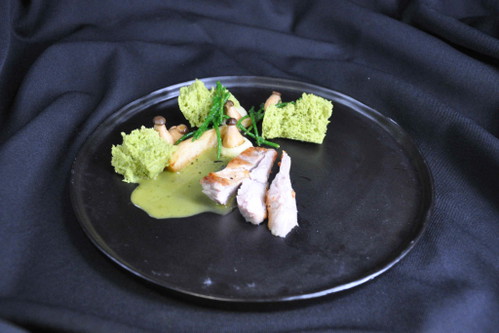 Christoph Guggis Teller: Fledermaus vom Schwein – Petersilienwurzel, Kräuterseitlinge, Passpiere, Hanf, Kernöl und Vogelmiere.