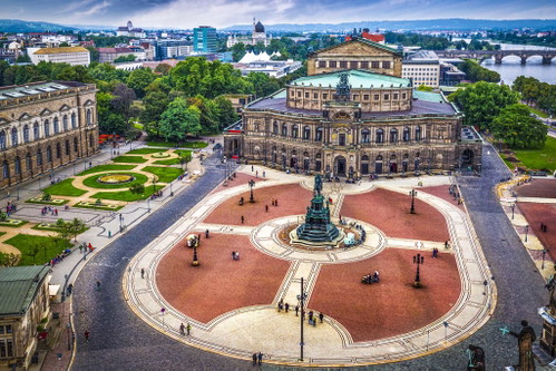Eine prachtvolle Altstadt mit Gebäuden wie der Semperoper trifft auf eine vitale Gastronomieszene: Dresden zieht jedes Jahr mehr Besucher an.