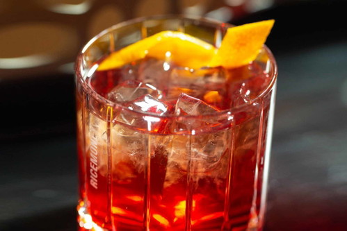 Barrel-Aged Fukujo Negroni – Kreiert mit dem Saint Charles Wermut.