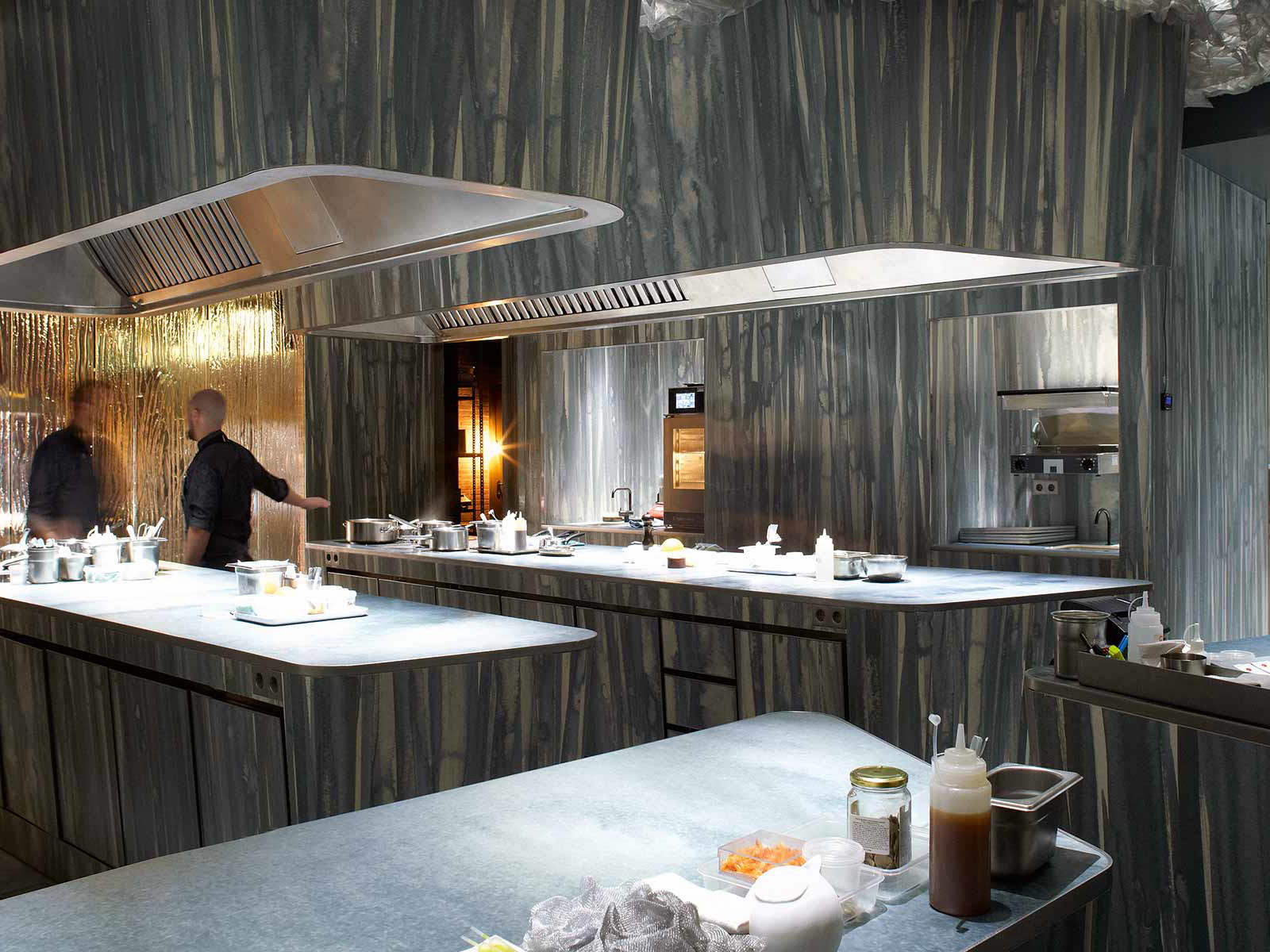 Albert Adrià kocht in der offenen Küche seines Restaurants «Enigma» Ausgefallenes wie Taube mit Birne.