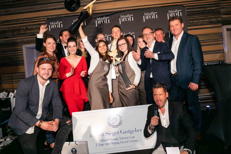 Matthias&nbsp;Lienbacher&nbsp;(Dreikant),&nbsp;Felicitas Mehl (Best Wellness Hotels),&nbsp;Philipp&nbsp;M. Ernst (Bartender und Unternehmer),&nbsp;Alexandra Grosche (Herausgeberin Falstaff PROFI), Katharina Becker (Gewinnerin des YTC in der Kategorie »Gastgeber«), Matthias Partik (dritter Platz »Gastgeber«), Kerstin Volek (zweiter Platz »Gastgeber«), Heimo Jessenko (GF Falstaff PROFI),&nbsp;Alfred Herlbauer (Gabriel Glas),&nbsp;Franz Türk (Weingut Türk) und Mike&nbsp;Süsser.