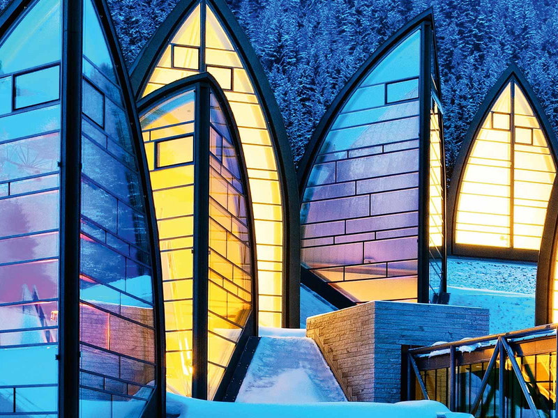 Den Gästen des »Tschuggen« in Arosa steht eine eigene Seilbahn direkt vorm Hotel zur Verfügung.