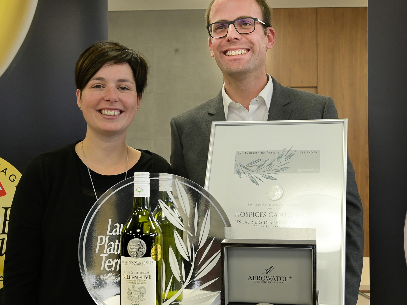 Strahlen um die Wette: Kellermeisterin Marjorie Bonvin und Philippe Meyer, Leiter der Hospices Cantonaux.