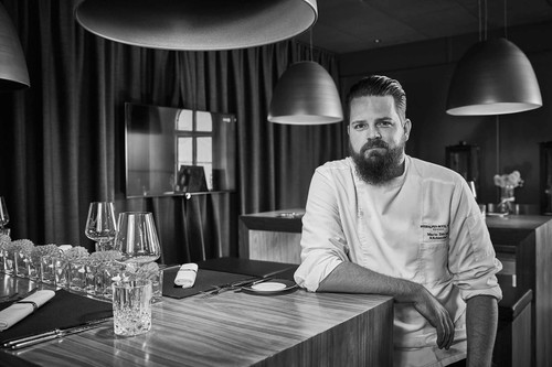 Küchenchef Mario Döring betreibt im weitläufigen Hotel generell eine solide Küchenperformance. Richtig in Fahrt kommt er aber erst, wenn man bei ihm am Chef’s Table sitzt – und sich durch ein Acht-Gänge-Menü kostet.