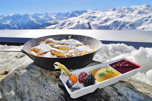 Auch so kann eine Skihütte sein: schickes Ambiente, Austern, Gänseleber und ein Kaiserschmarrn – dazu Champagner und eine unglaubliche Fernsicht. Die »Kristallhütte« im Zillertal.
