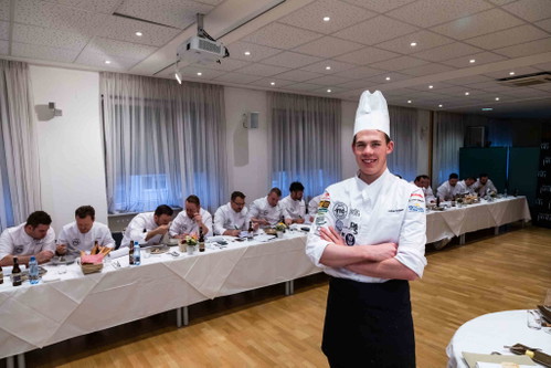 &nbsp;Lukas&nbsp;Krabath&nbsp;(YTC Gewinner in der Kategorie »Küche«) vor der&nbsp;prominenten&nbsp;Jury.