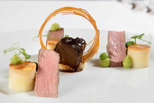 Chef de Cuisine Dominique Schrotter und sein Team sorgen im »La Riva« in Lenzerheide für lachende Gesichter.