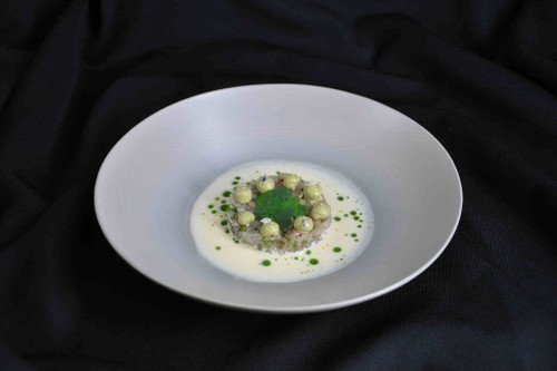 Lukas Krabaths Teller: Forelle, Passpierre, Leindotteröl, Hanföl, Alpenfischgewürz und Kürbiskernöl.