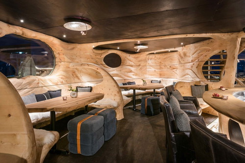 Das Must-see im »Mama Thresl«: »The Island Bar« mit herrlichen Drinks und Cocktails sowie einem XXL-Wein-Humidor.