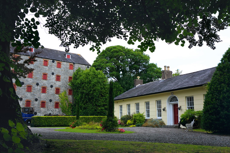 In steinernen Lagerhäusern ruhen die wertvollen Whiskeyfässer, bis die Irish Whiskeys von Master Blendern zusammengestellt und abgefüllt werden.