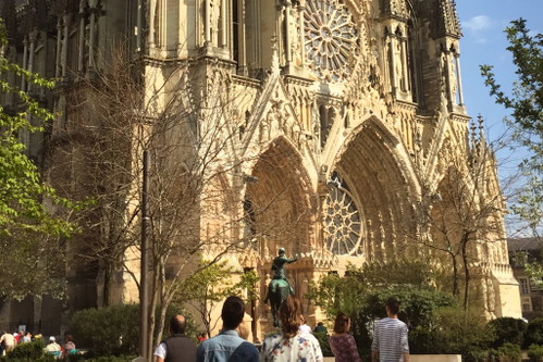 Die Kathedrale Notre-Dame de Reims ist eine der Hauptattraktionen der Champagne.