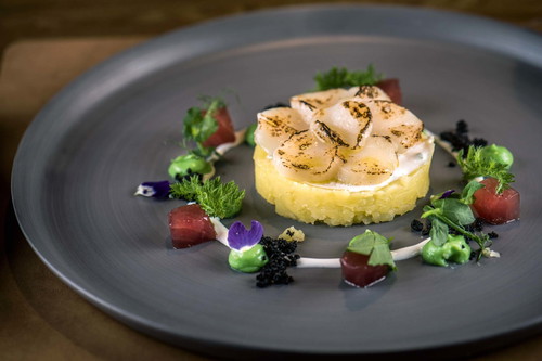 Der Name »Puradies« kommt nicht von ungefähr: Im stilvollen Spa-Hotel können die Gäste herrlich entspannen, im dazugehörigen Gourmetrestaurant genießen.