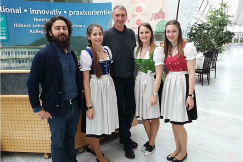 Ludovico Roccatello (»Slow Food International«) sowie Paolo Di Croce (Generalsekretär von »Slow Food International«) mit Christina Telsnig, Bianca Gärtner und Victoria Latschen aus dem Projektteam.
