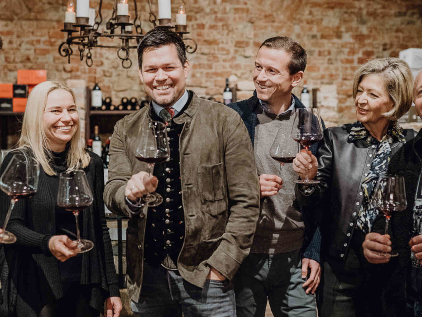 Thomas Böck, Christina Desput, Philipp Florian, Philipp Schäffer, Margarethe Yoshida und Karl Schnabel stoßen auf die neue Weinstube an.