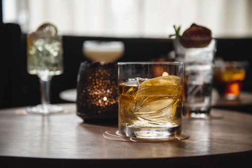 Baltho (Hotel Marktgasse) – 90 Falstaff-PunkteIn der alten Ausgehmeile von Zürich, dem Niederdorf, liegt dieses Kleinod, das mit Cocktails punktet und eine schöne Auswahl an Bieren von Kleinbrauereien führt.balthokuechebar.ch