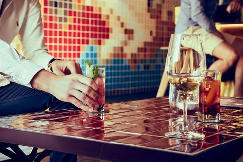 Cinchona (25hours Hotel Langstrasse) – 90 Falstaff-PunkteHauptdarsteller in der «25hours»-Hotelbar sind Highballs: unkomplizierte Drinks in überschaubarer Grösse. Dazu werden Mezze-Spezialitäten aus dem «Neni» serviert.cinchona.bar
