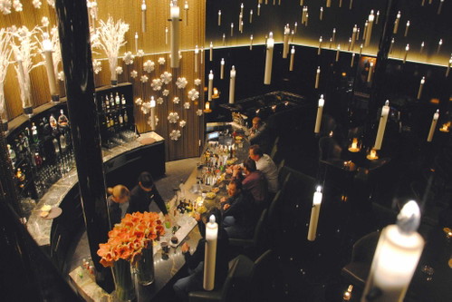 Dolder Grand Bar (The Dolder Grand) – 92 Falstaff-PunkteEin hoher Raum, apart ausgeleuchtet, ein Lichterhimmel – das ist die Szenerie für eine breite Palette an Cocktails. Zur Untermalung perlen Piano-Klänge; manchmal wird Jazz geboten.thedoldergrand.com