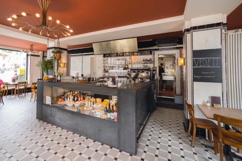 Kafischnaps (Hotel Kafischnaps)Das «Kafischnaps» ist Café, Restaurant und Bar in einem – zu jeder Zeit ein gemütliches Lokal zum Verweilen. Die Barkarte zeichnet sich durch hochwertige regionale Produkte aus.kafischnaps.ch