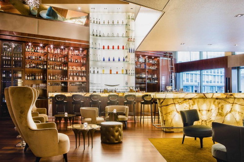 Onyx (Park Hyatt Zürich) – 92 Falstaff-PunkteDie «Onyx Bar» ist mit dem edlen Quarzmineral gestaltet, das ihr den Namen verleiht. Purple Mojito und Apple Champagne Solvet sind Hausspezialitäten, trendige Barrel-Aged-Cocktails ebenso.zurich.park.hyatt.com