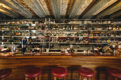 Widder Bar (Widder Hotel) – 96 Falstaff-PunkteMit ihrer sympathischen Kombination aus zeitgenössischer Kunst, historischem Erbe, kostbarem Mobiliar und 1000 verschiedenen Tropfen ist die «Widder Bar» ein Highlight der Stadt.widderhotel.ch