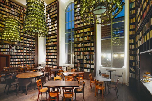 Wine Library (B2 Boutique Hotel + Spa)Ein nahezu magischer Ort: Wer hier ein Glas Wein geniesst, ist umgeben von Bücherregalen, die bis hinauf zur Decke ragen. Auf der Karte stehen Weine von namhaften Winzern aus der Schweiz.b2boutiquehotels.com