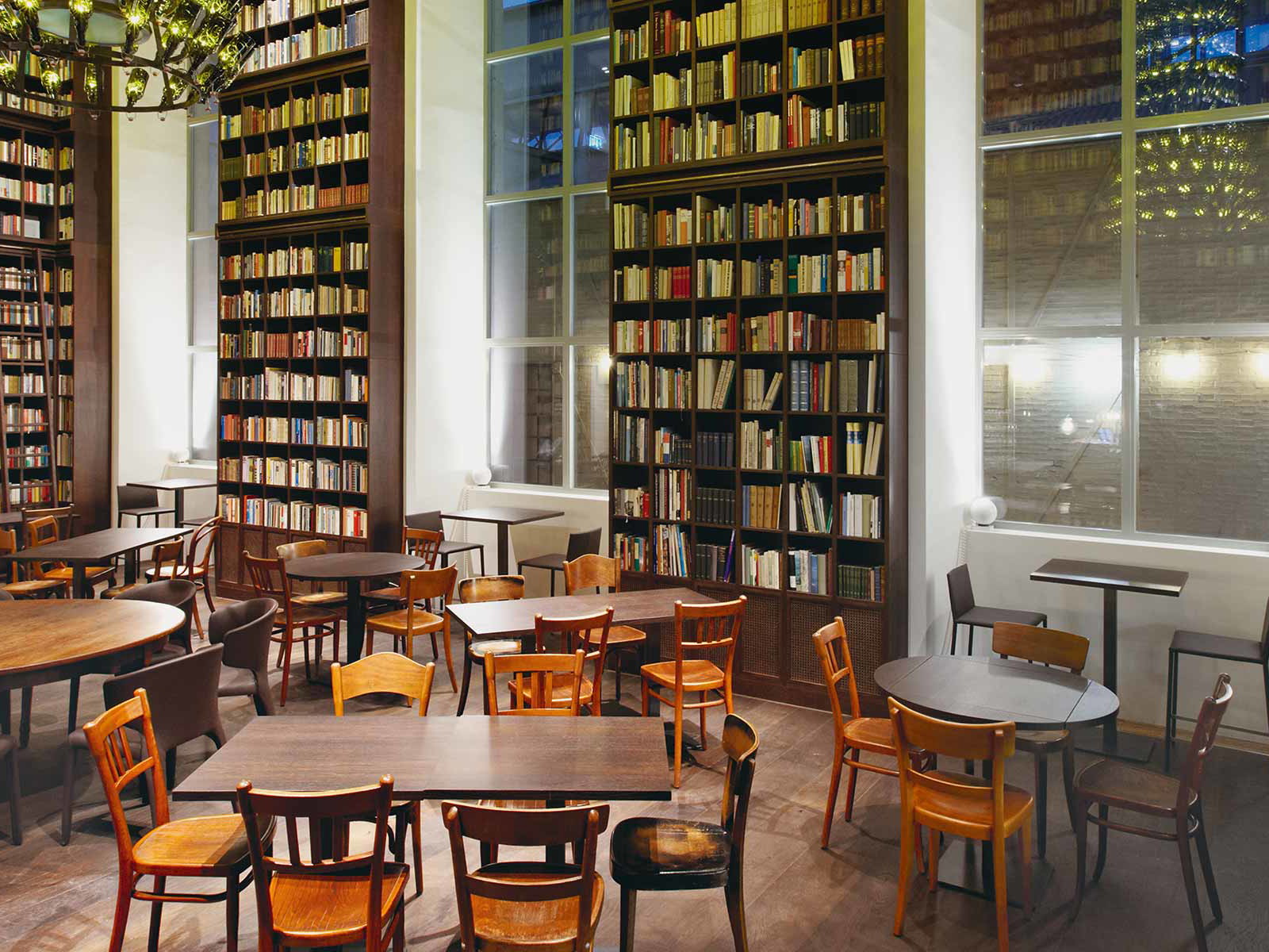 Nicht nur für Lese­ratten die perfekte Bar: Die «Wine Library» im «B2 Boutique Hotel + Spa» bietet eine tolle Auswahl an Schweizer Weinen.