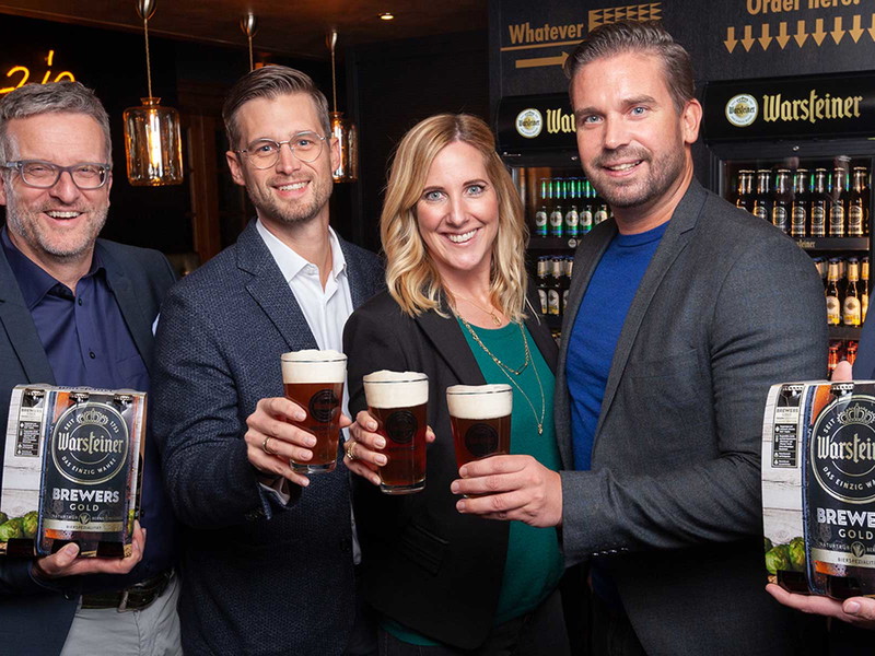 V.l.n.r.: Michael Grupp, Marcus Wende, Warsteiner-Chefin Catharina Cramer, André Hilmer, Christian Gieselmann.