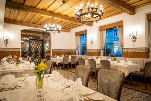 Weinkeller mit Blick in die Weinstube.