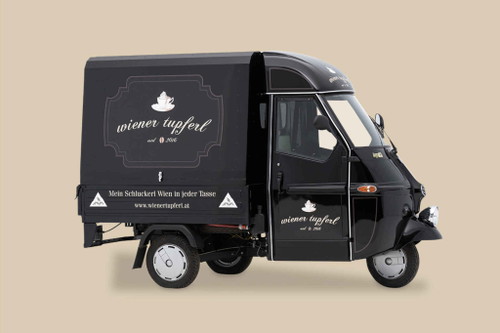 Das »Wiener Tupferl« – ein dreirädriges Vespacar in Schwarz.