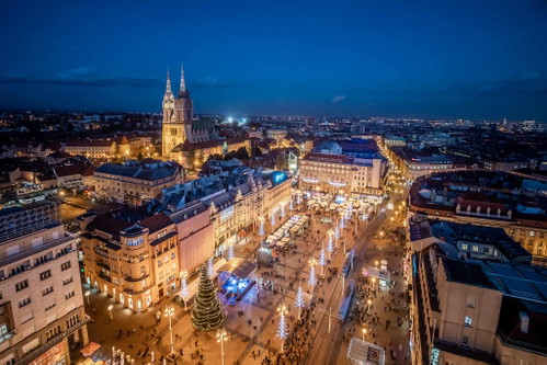 Adventmarkt auf dem zentralen Ban Jelačić-Platz in Zagreb
