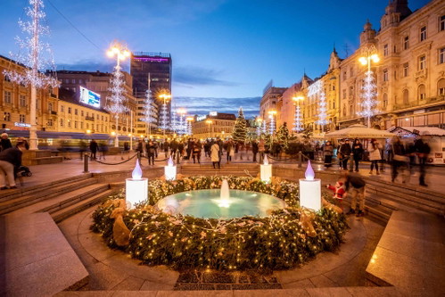 Adventmarkt auf dem Ban Jelačić-Platz in Zagreb