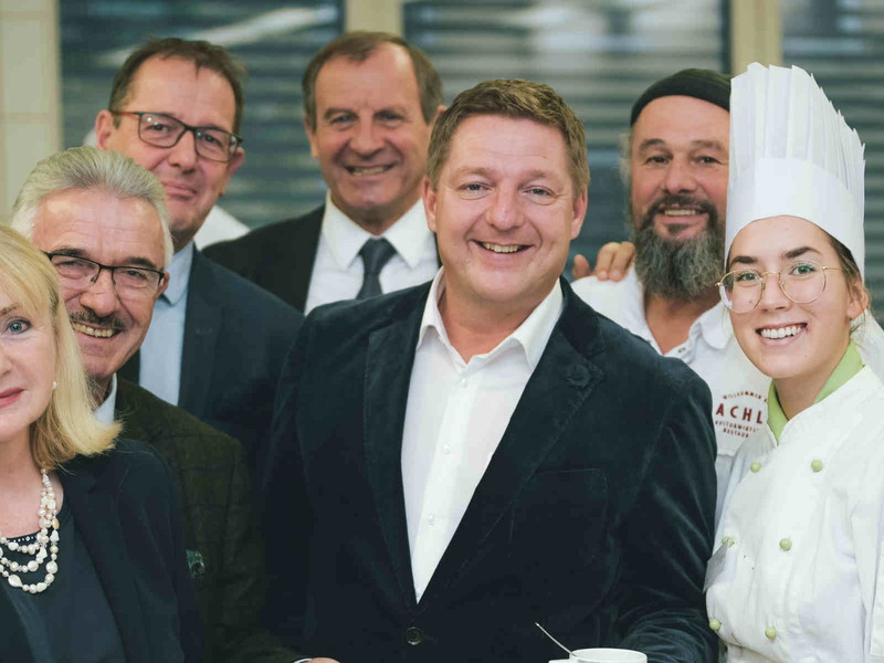 Renate Kanovsky-Wintermann, Helmut Hinterleitner (WK), Direktor Gerfried Pirker, Axel Zafoschnig, Bgm. Günther Albel, Gottfried Bachler (»Bachler«) und Emma Koch.